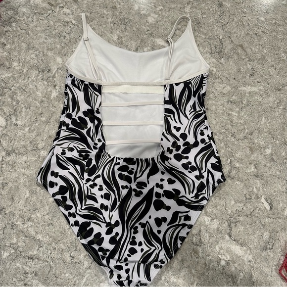 NWOT Women’s Hurley One Piece Swimsuit - Picture 4 of 14